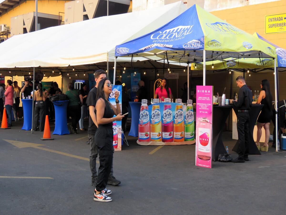 Los clientes degustaron los sabores de licores en una experiencia exclusiva.