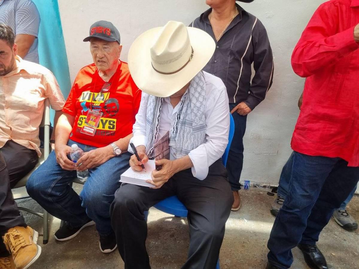 Este viejo loco, enfermo mental: Padre critica libro 'El Golpe 28-J'