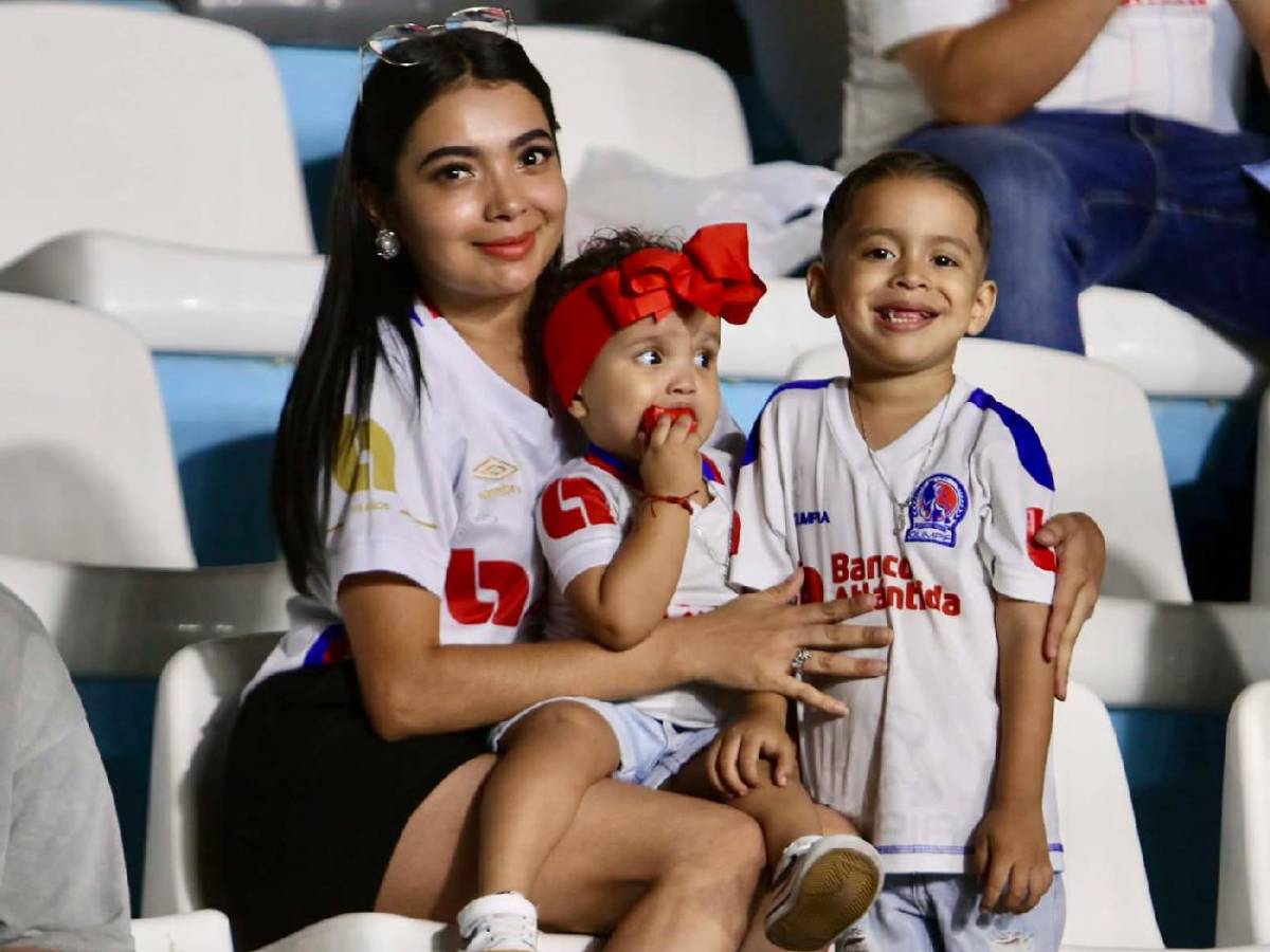 ¿Quién es la hermosa rubia? Chicas enamoran, figura presente e 'infiltrado'