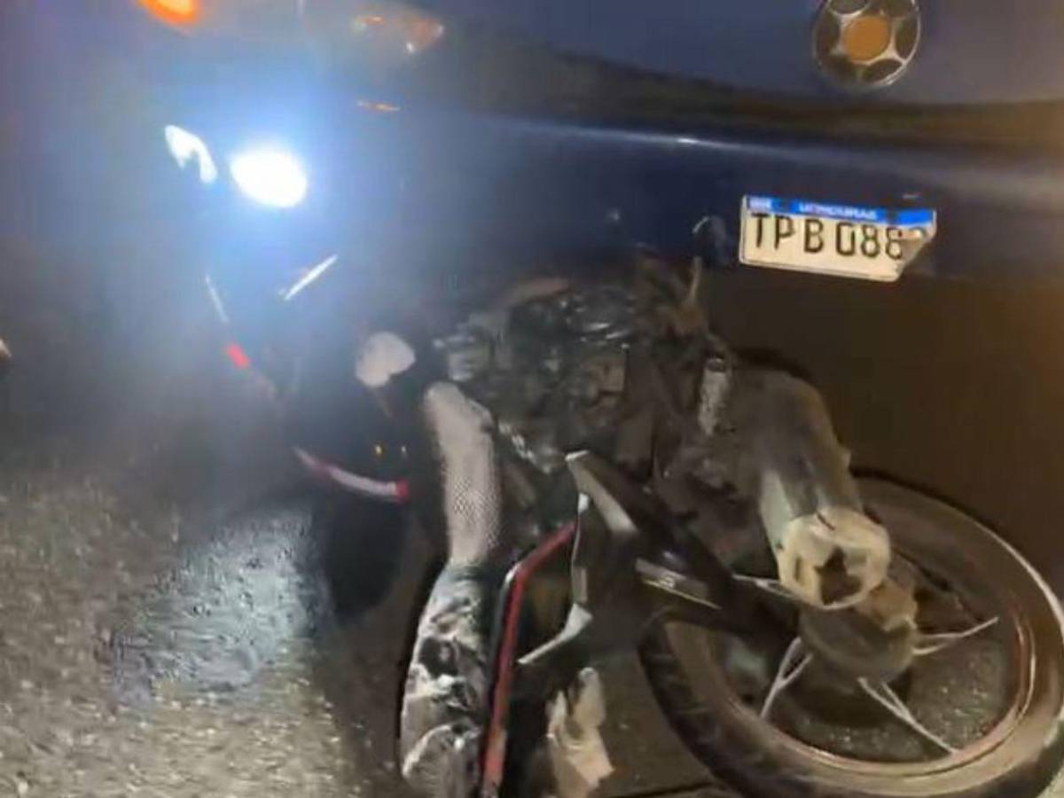 Trágico: bus embiste a dos jóvenes en moto en Santa Cruz de Yojoa