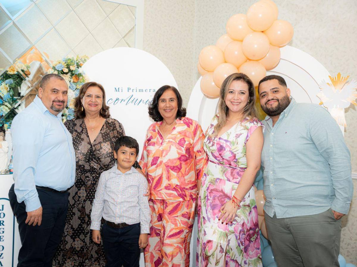 Celebrando la Primera Comunión de Jorge Ozael