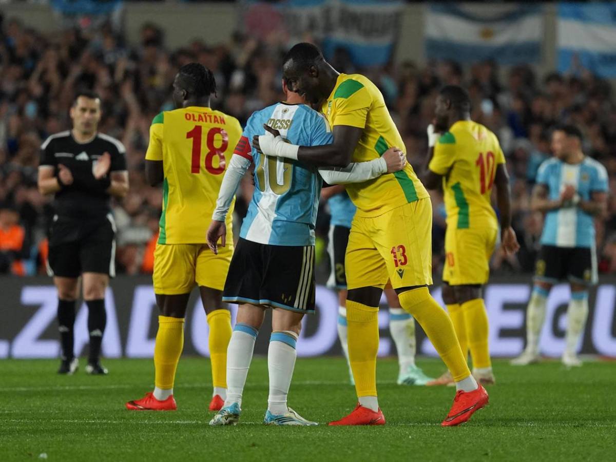 Messi llora en su adiós con Argentina, otro crack se retiró, la bronca e insólito regalo
