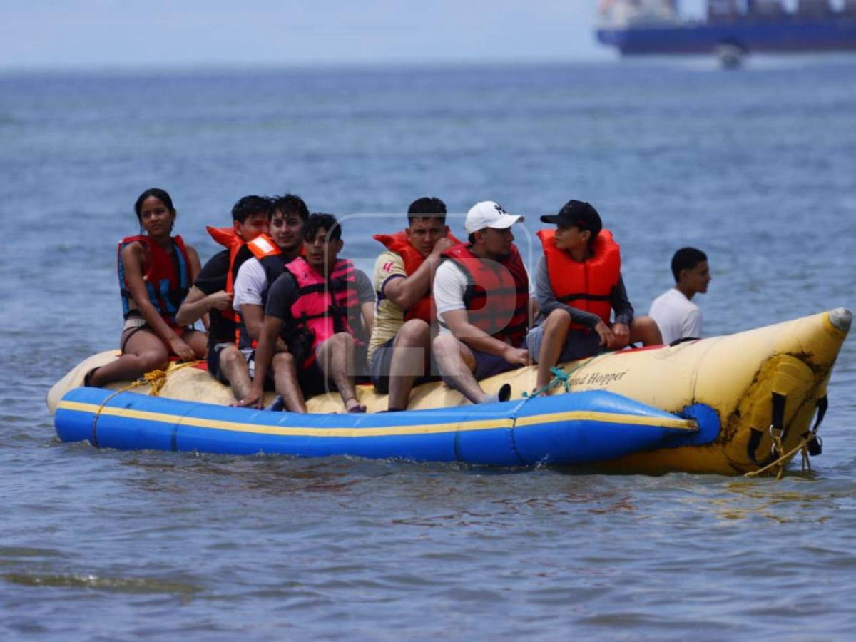 Sol, mar y alegría marcan el ambiente en Puerto Cortés