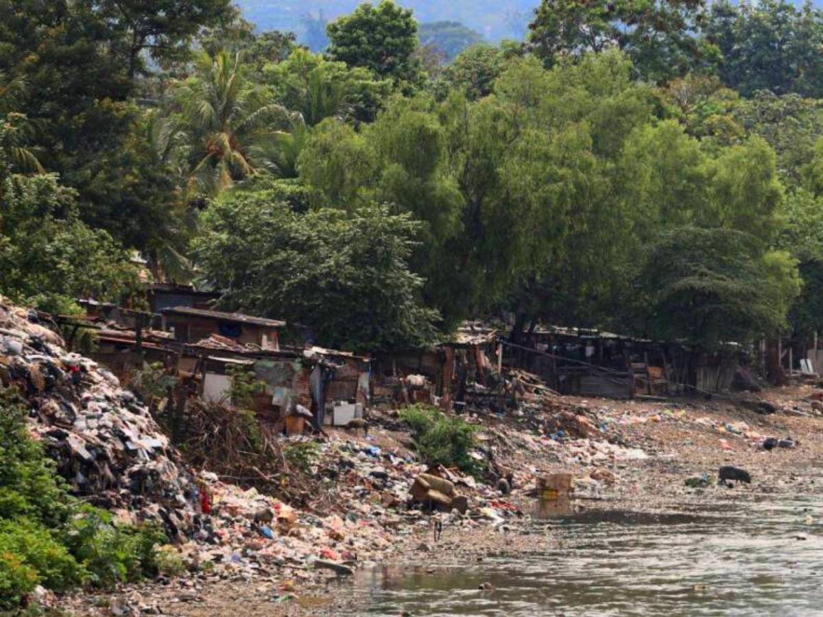 ¿Cuántos sampedranos están expuestos a riesgos por desastres naturales?