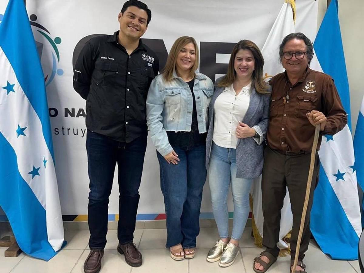 Así se vivió el abrazo que unió a los tres consejeros del CNE