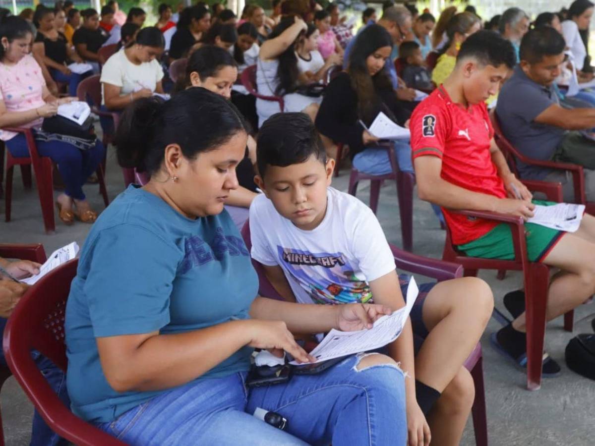 Cerca de 200 padres del CEB Dionisio de Herrera aprendieron sobre la adicción a pantallas