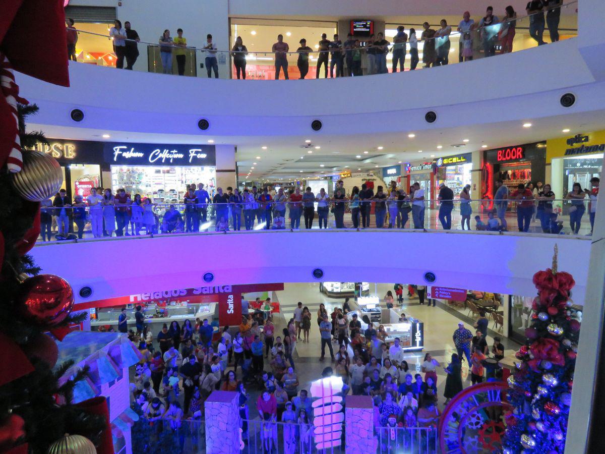 ¡Con casa llena! Los tres niveles de Galerías del Valle estuvieron a reventar de gente que quería formar parte de la fiesta.