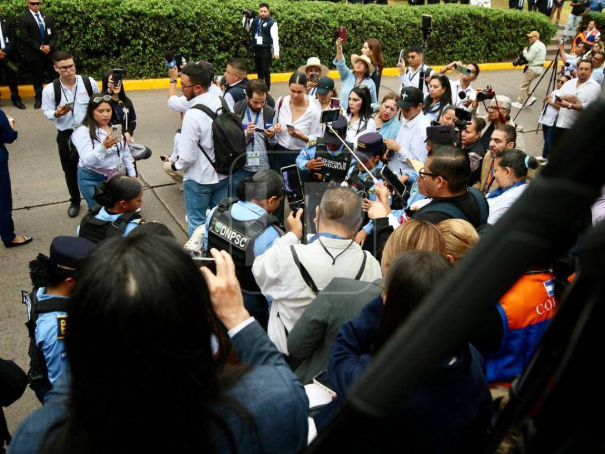 Doctora Floridalia Aguilar protesta en el BCIE durante celebración patria