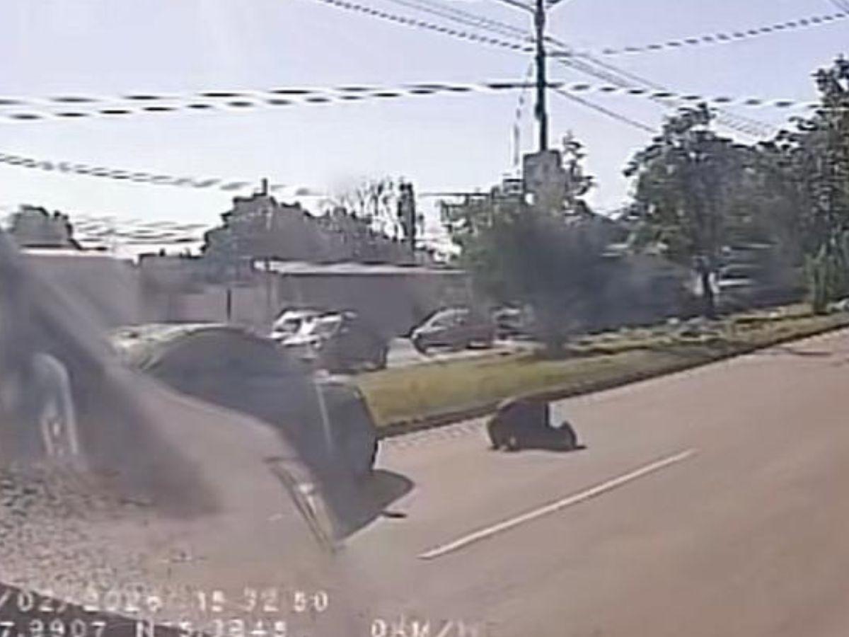 Ayudante de rapidito sufre brutal atropello y se levanta como si nada