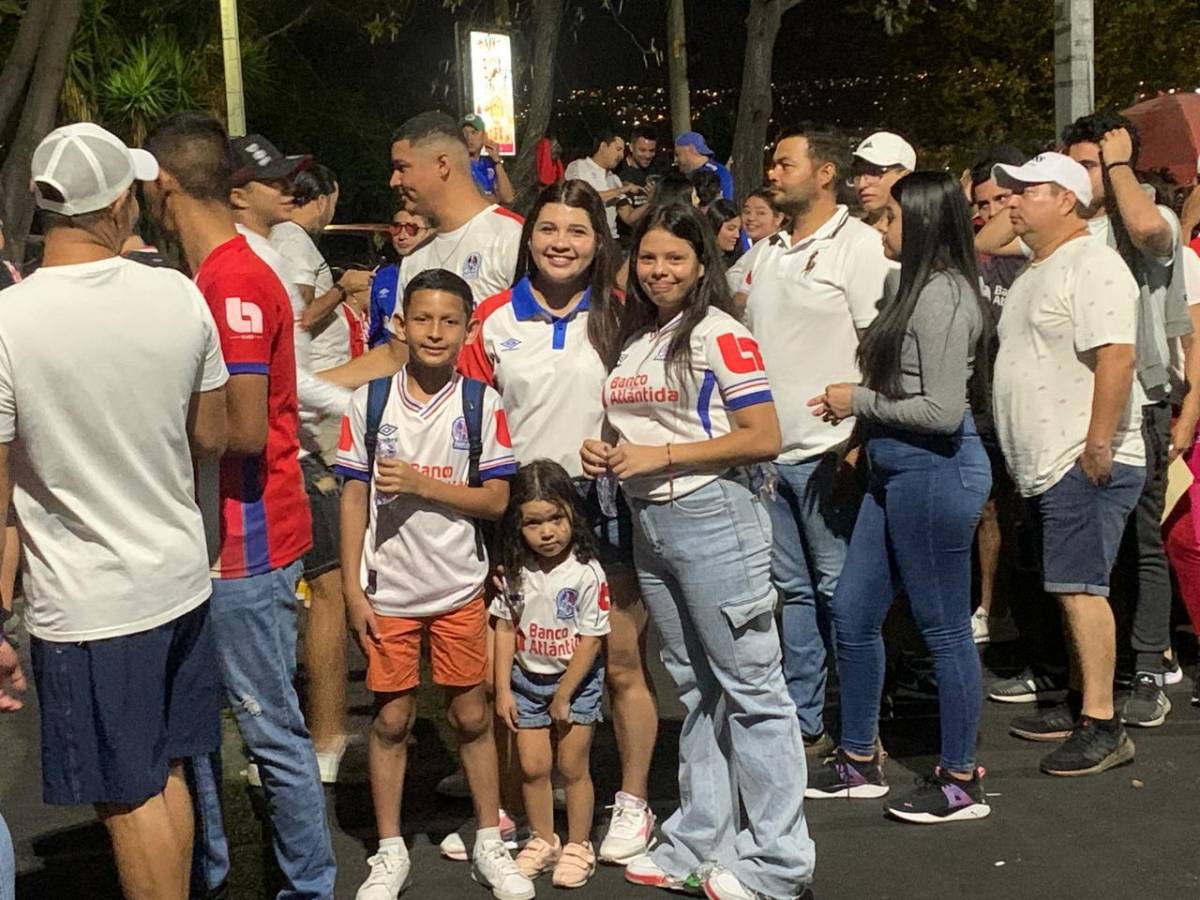 Largas filas la que hacen los aficionados del Olimpia.