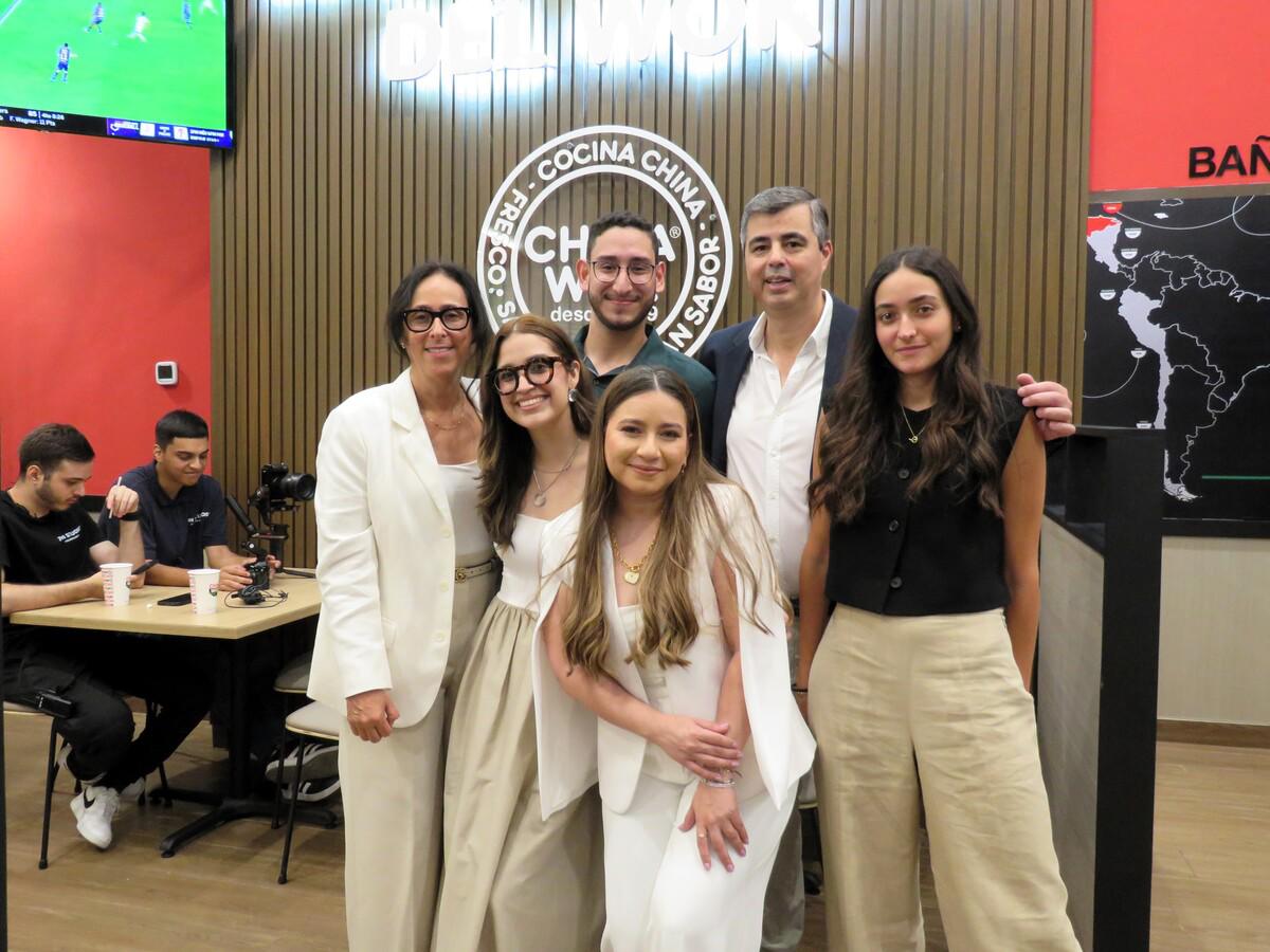 La familia fundadora de la marca viajaron desde Perú para la gran apetura de Chinawok, aqui con los ejecutivos de mercadeo de Grupo Comidas.