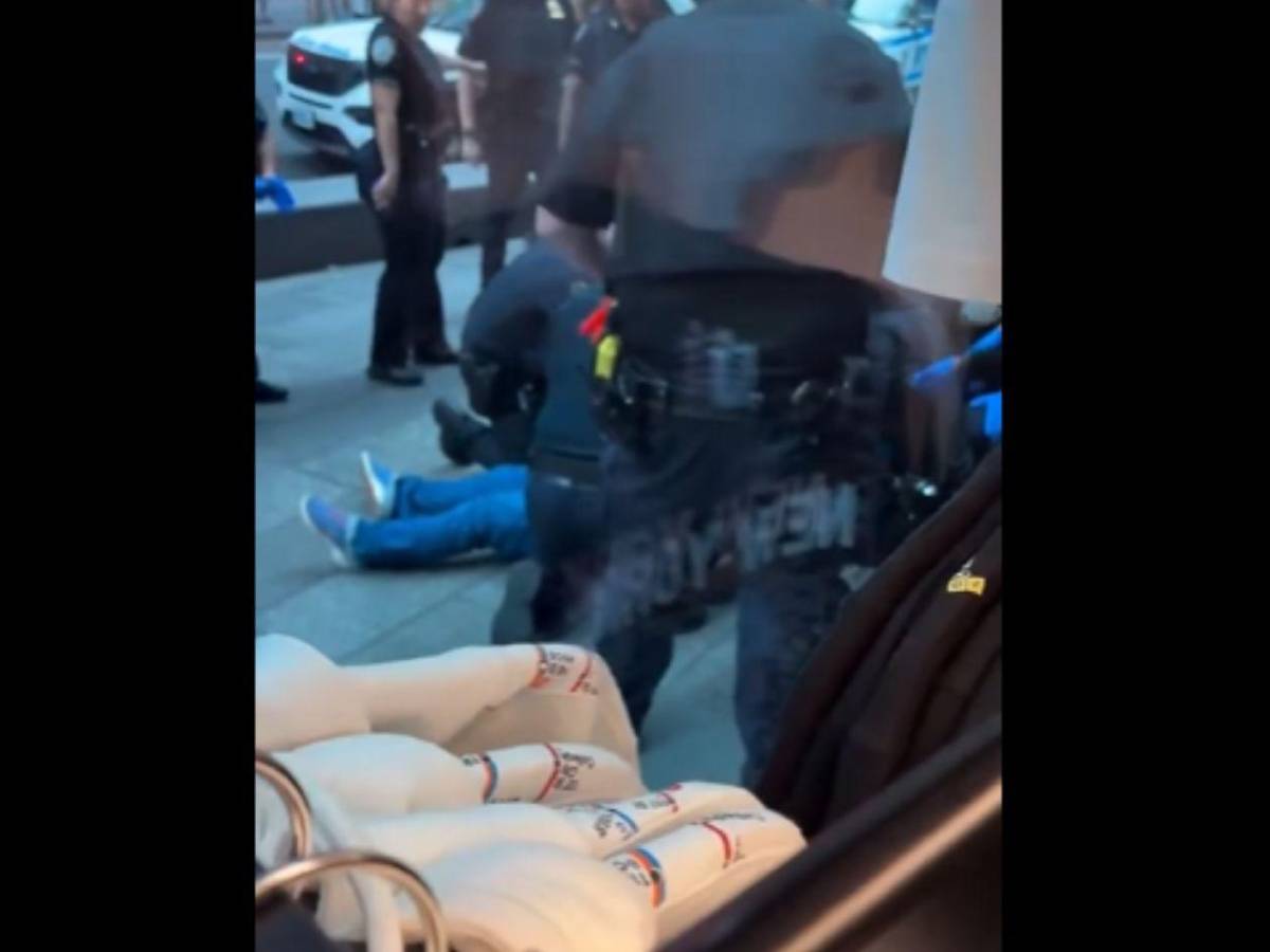 Mujer apuñala a dos personas en Times Square y muere tras enfrentarse a la Policía