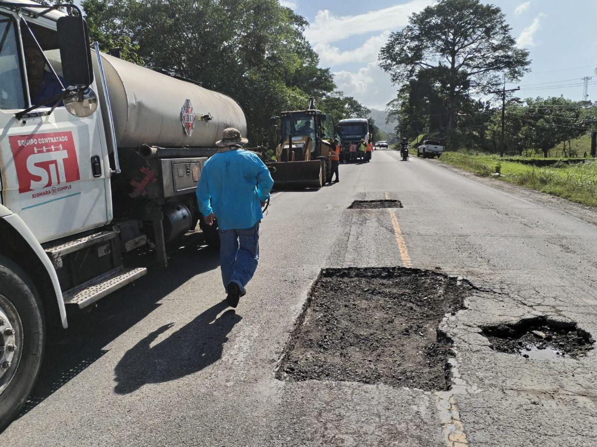 Madrugan a tapar los baches donde ocurrió accidente en Tela