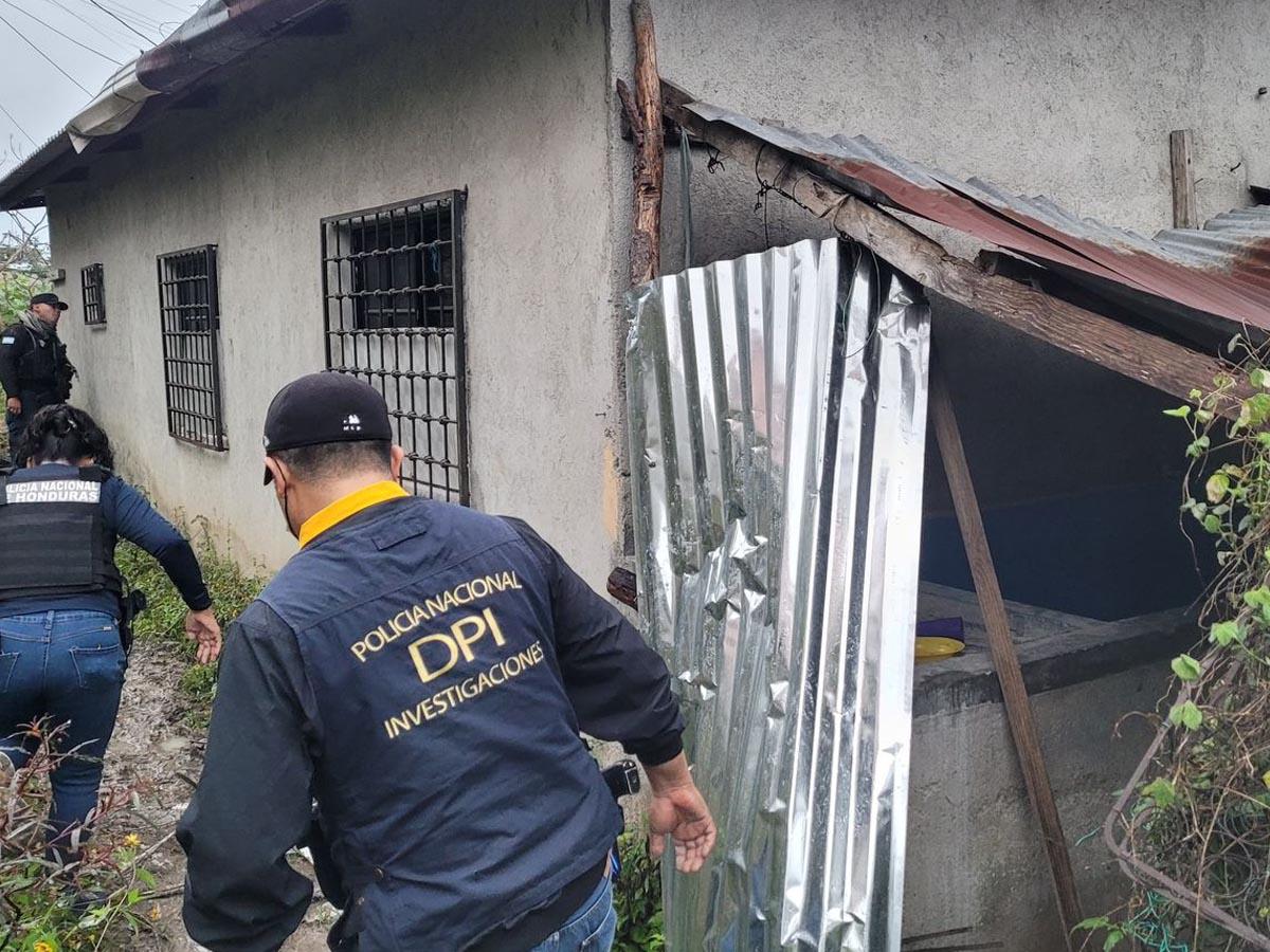 El hecho tiene conmocionada a la comunidad, ya que la niña fue hallada en un solar gravemente herida.