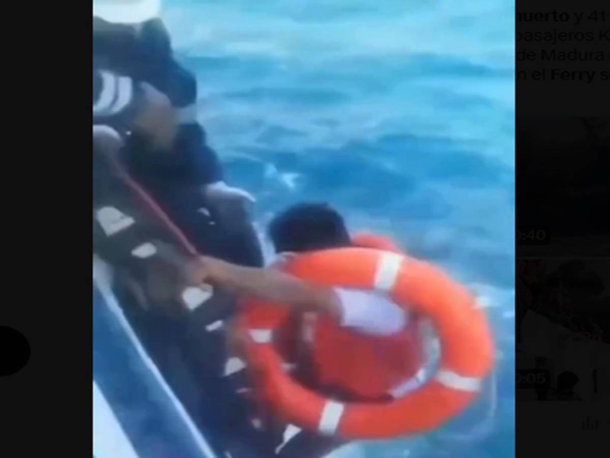 Terror en Indonesia: Pasajeros se lanzan al mar tras incendio en ferry; 5 muertos y varios desaparecidos