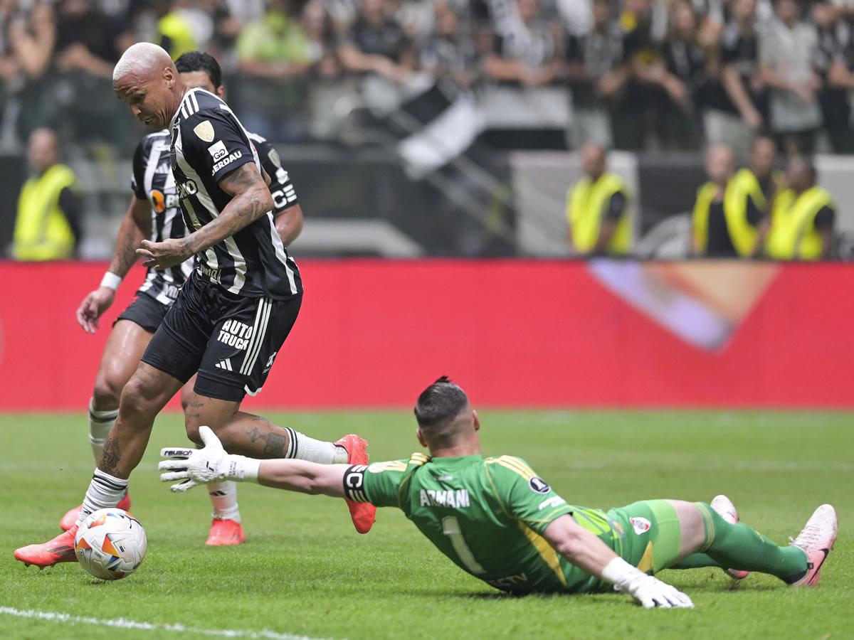Dayverson elude al guardameta Franco Armani antes de marcar uno de sus dos goles con los que Atlético Mineiro vapuleó a River Plate.