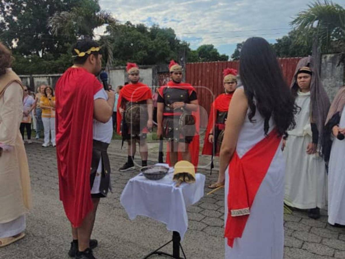 Fieles de parroquia Guadalupe participan en viacrucis