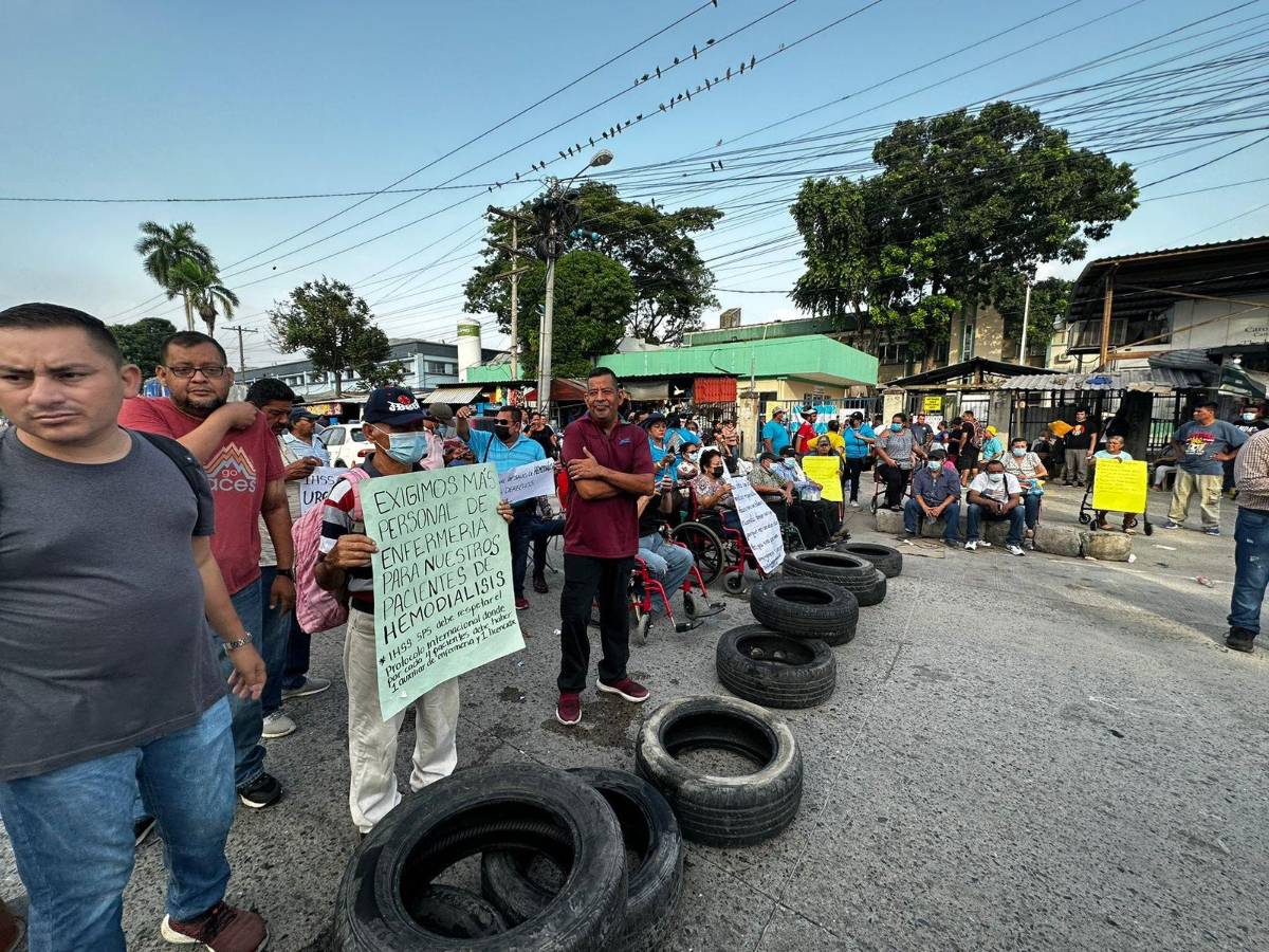 Pacientes renales protestan por condiciones en sala del IHSS en San Pedro Sula