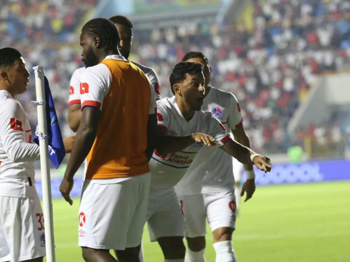 Bellas chicas del Olimpia-Marathón, festejo de Edwin Rodríguez y enfado de Lavallén