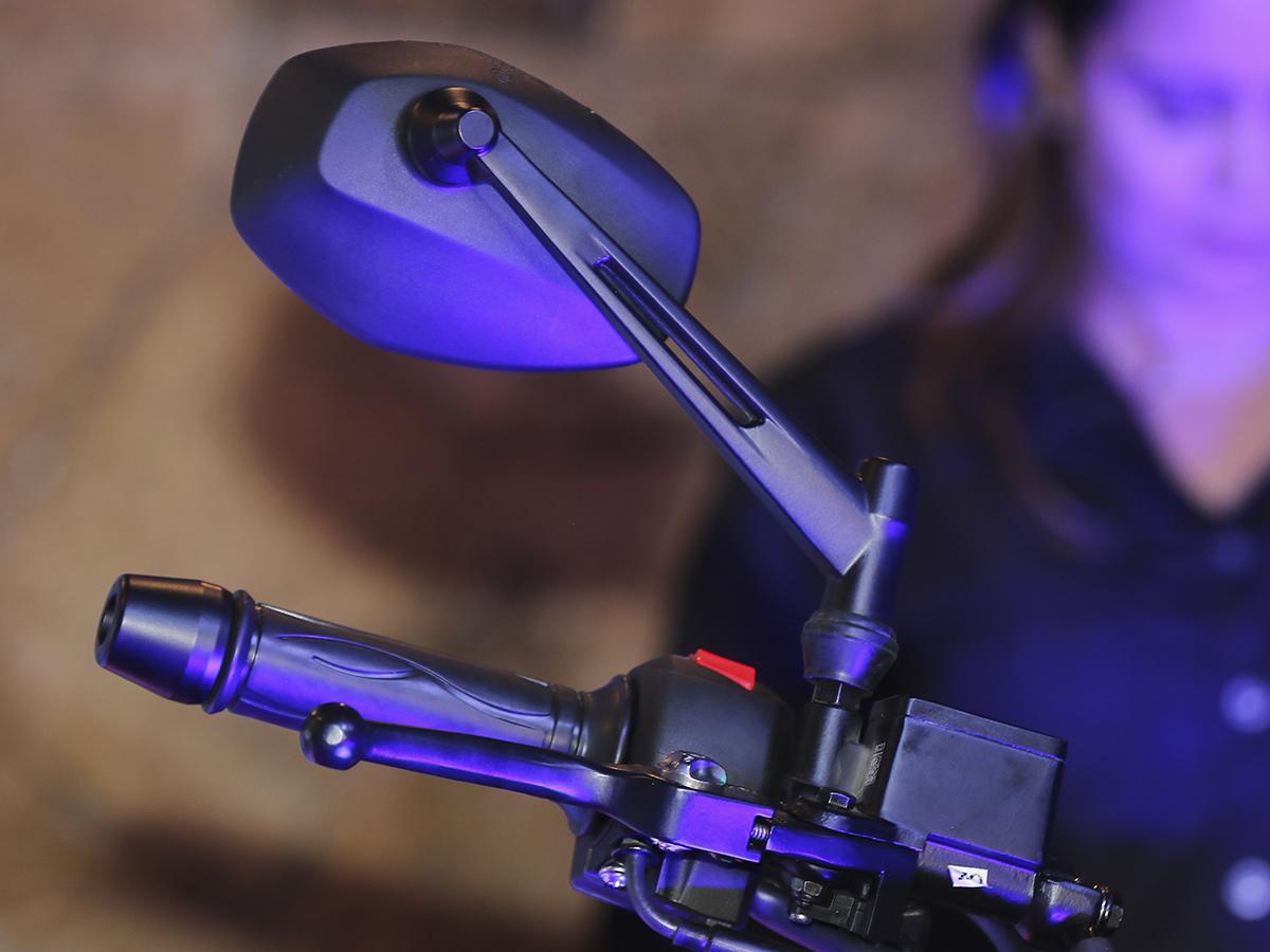 Los retrovisores de la TVS RONIN, diseñados con un estilo retro-moderno, proporcionan una visión clara y un toque de sofisticación a la motocicleta.