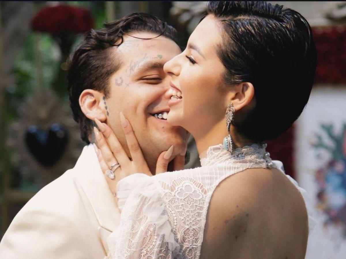 Christian Nodal y Ángela Aguilar presumen su primer beso como esposos