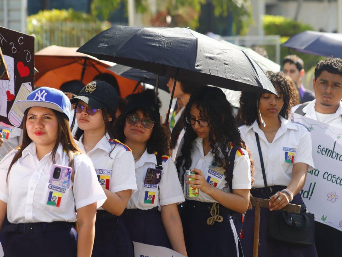 Estudiante desfiló con su bebé en brazos: así fue la jornada por el día de la Alfabetización