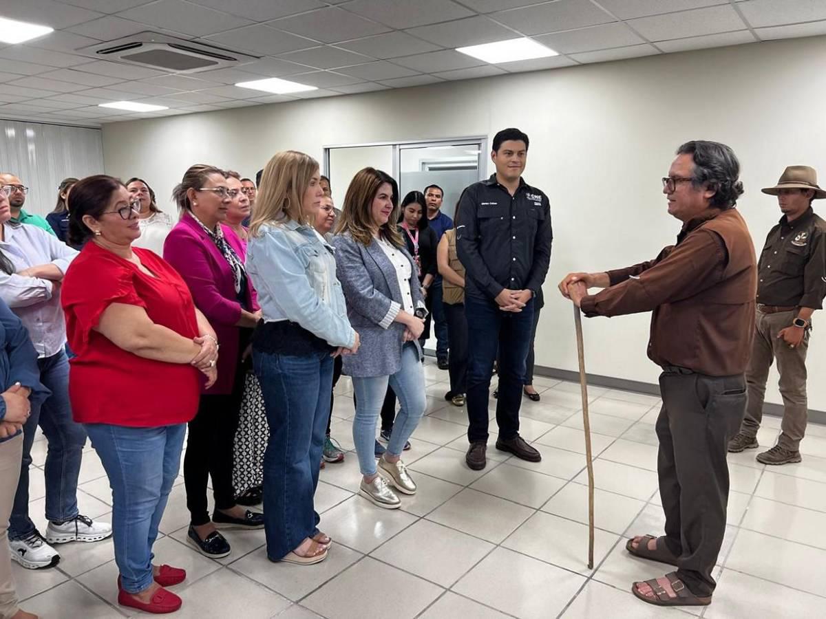 Así se vivió el abrazo que unió a los tres consejeros del CNE