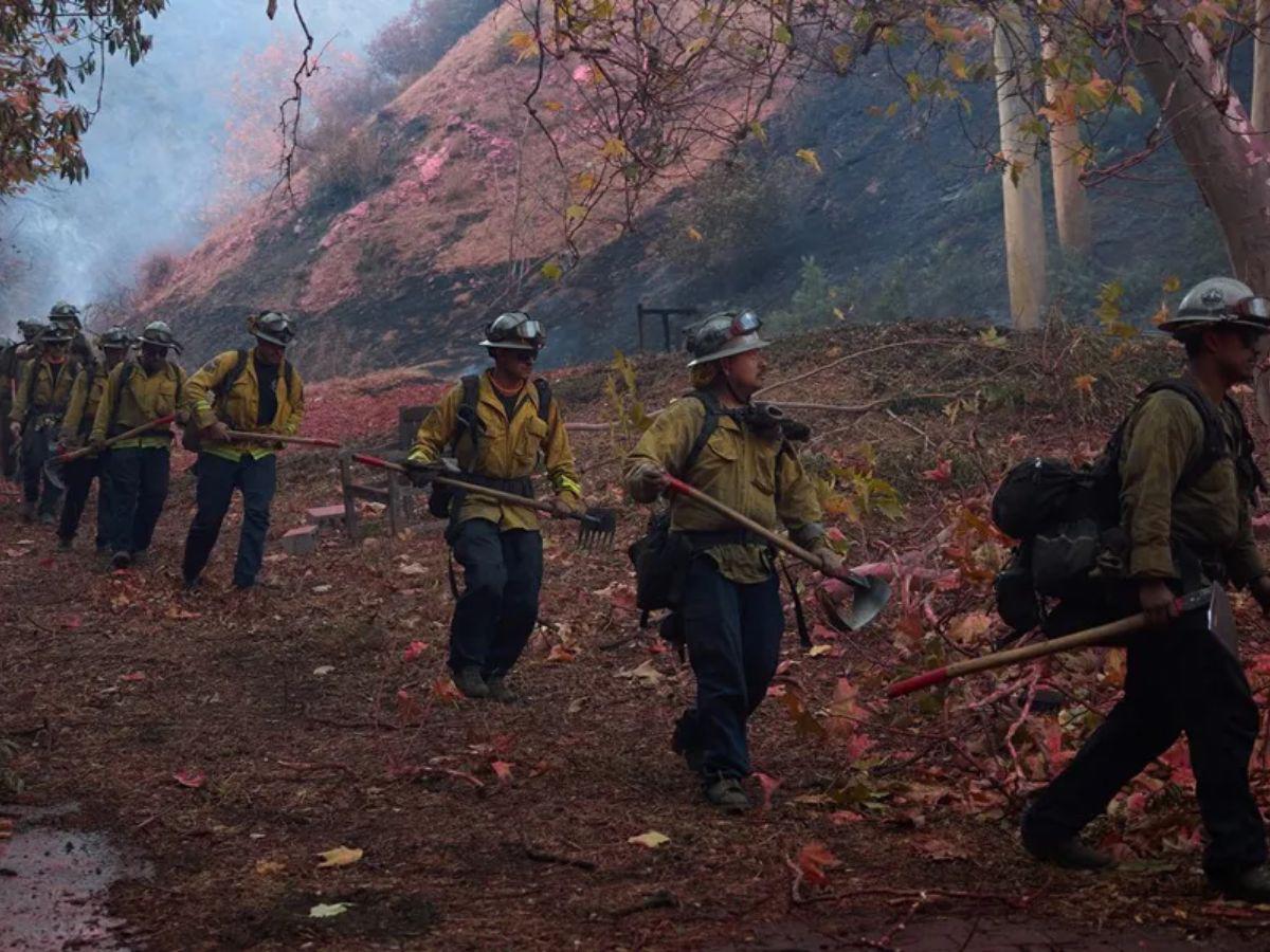 México envía un equipo especial a California para apoyar combate contra incendios forestales
