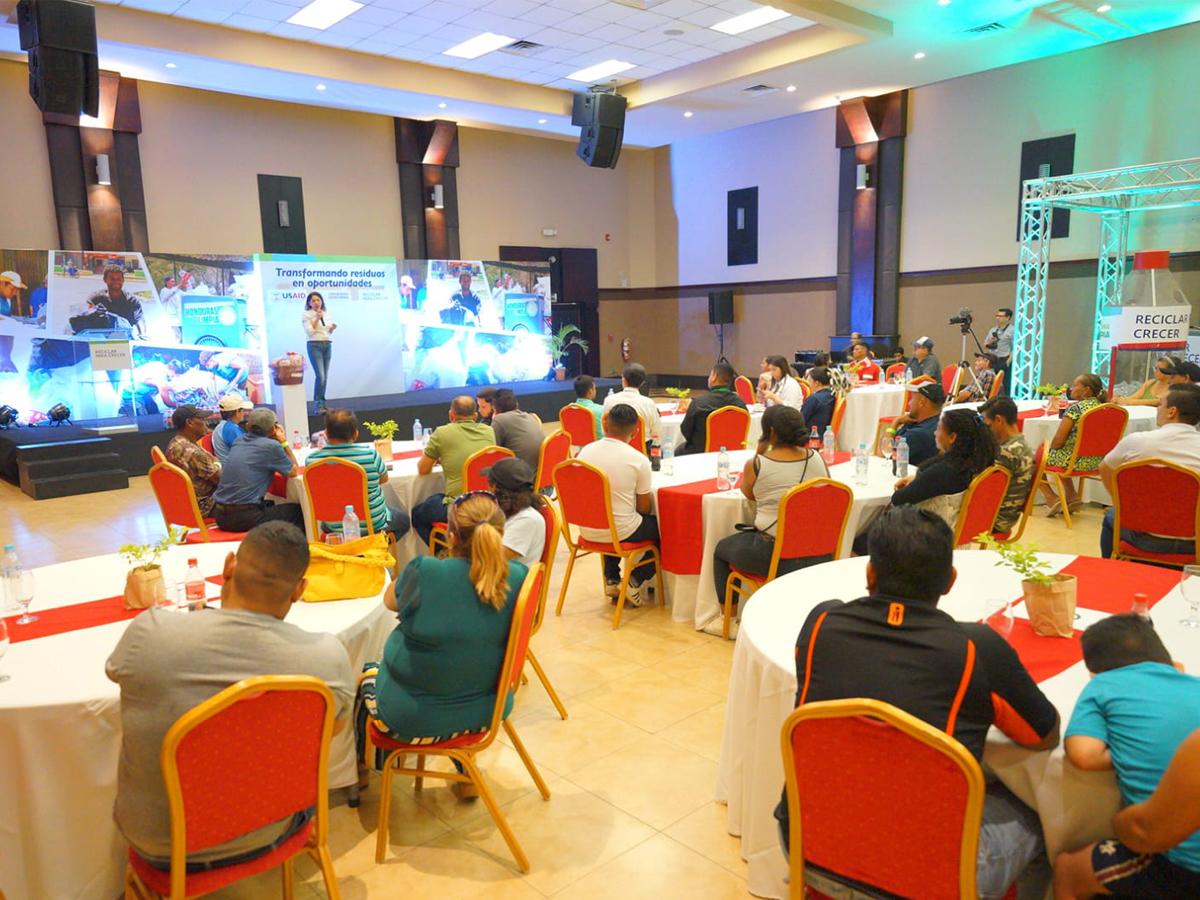 Los recicladores durante el evento especial que preparó Fundación Cervecería Hondureña para conmemorar el Día Mundial del Reciclador.