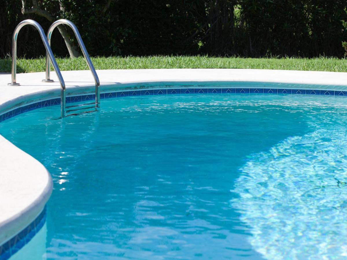 Conmoción: mueren dos hermanitas tras ser halladas inconscientes en una piscina