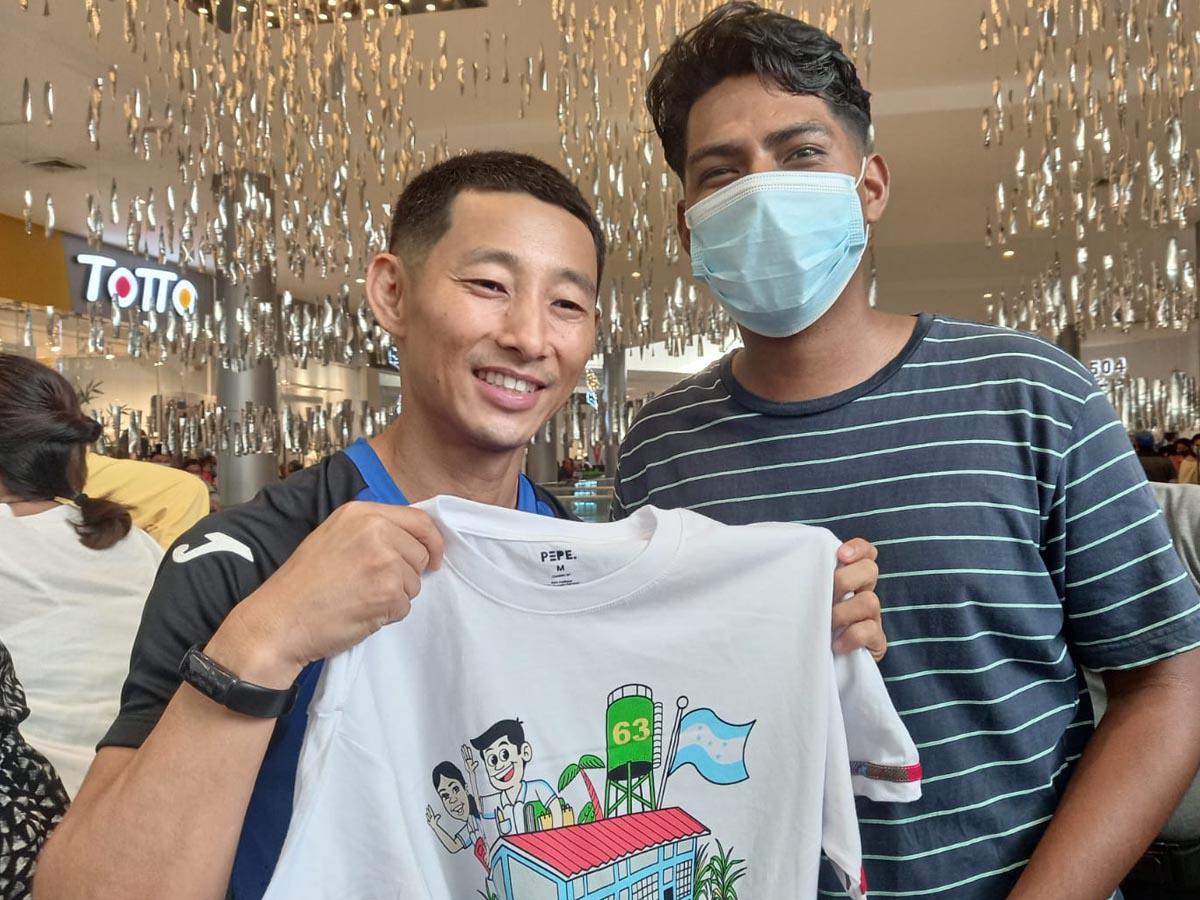 Shin Fujiyama vende camisetas para construir escuelas