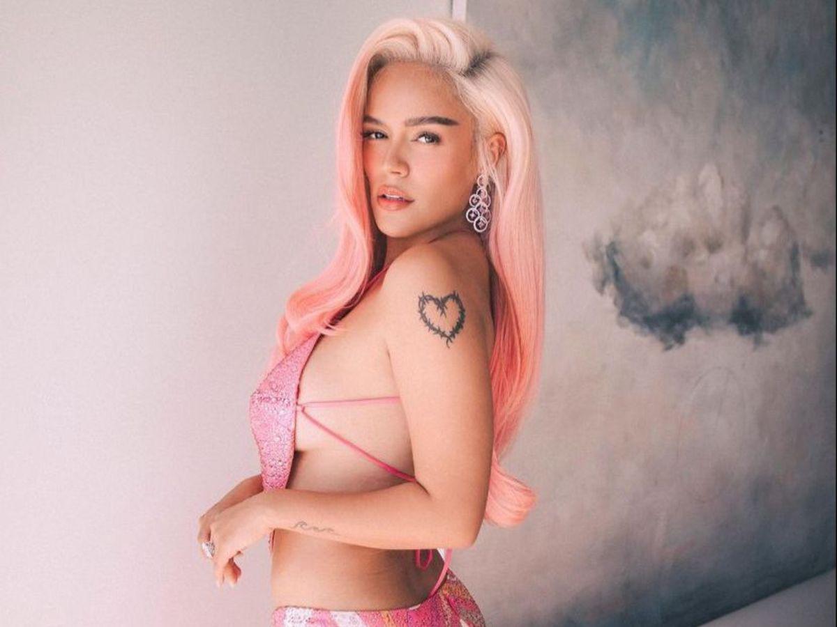 ¿Se operó? Karol G impacta con cuerpazo en premier de Barbie