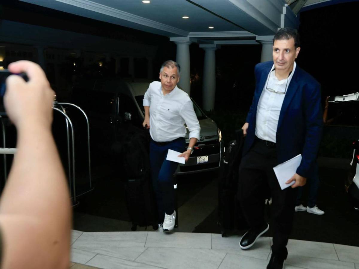 Selección de Honduras llegó a Curazao y aficionada estadounidense sorprendió a Luis Palma