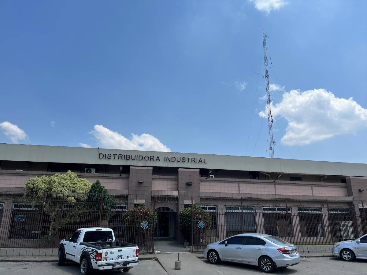 53 años liderando la importación y comercialización de materiales eléctricos