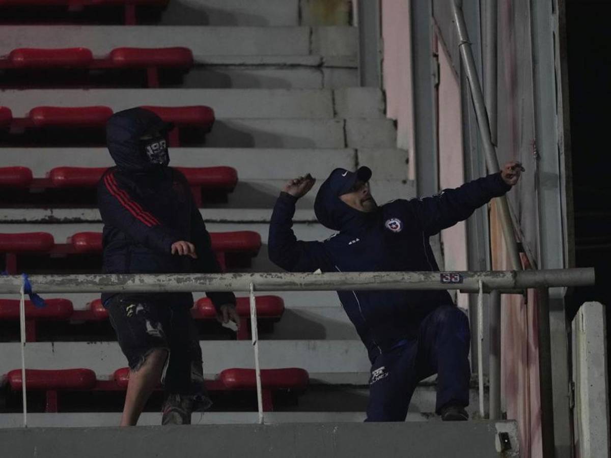 Imágenes sensibles: pelea de barras de Independiente y U de Chile deja heridos de gravedad