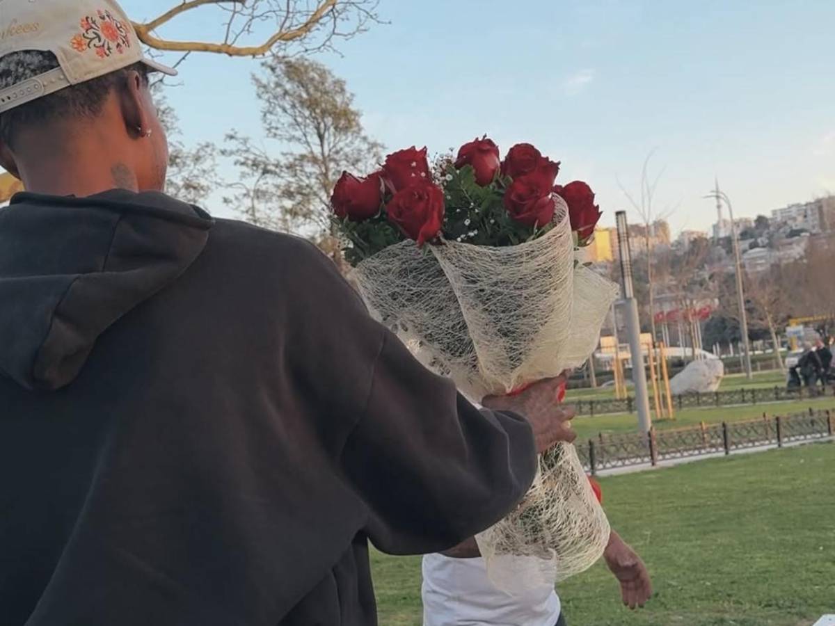 Fotos: Futbolista hondureño sorprendió a joven en Europa con dos gestos