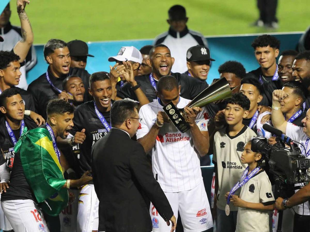 Olimpia festeja título, detalle con Real España, descuido con la copa y a lo Lamine Yamal