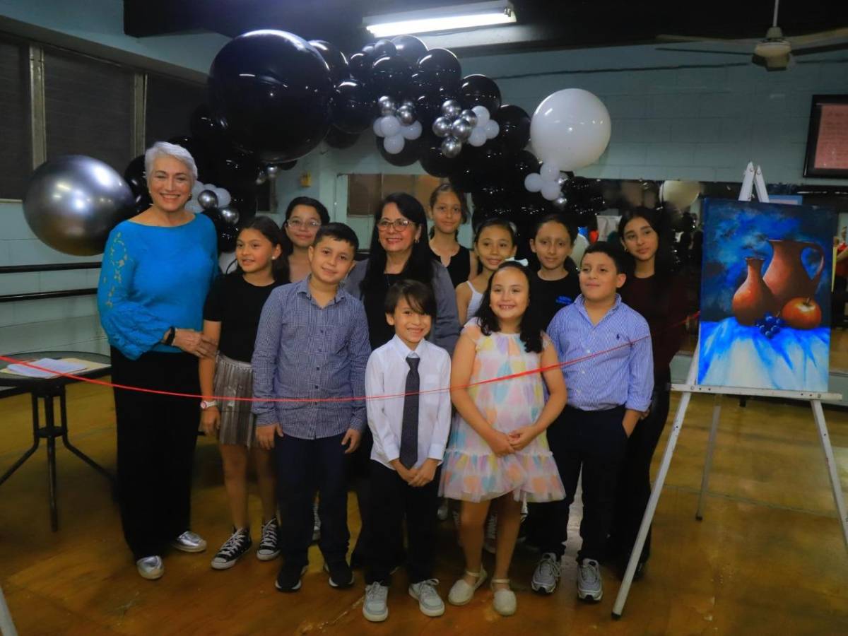 Exposición de pinturas en la Academia de Bellas Artes de San Pedro Sula