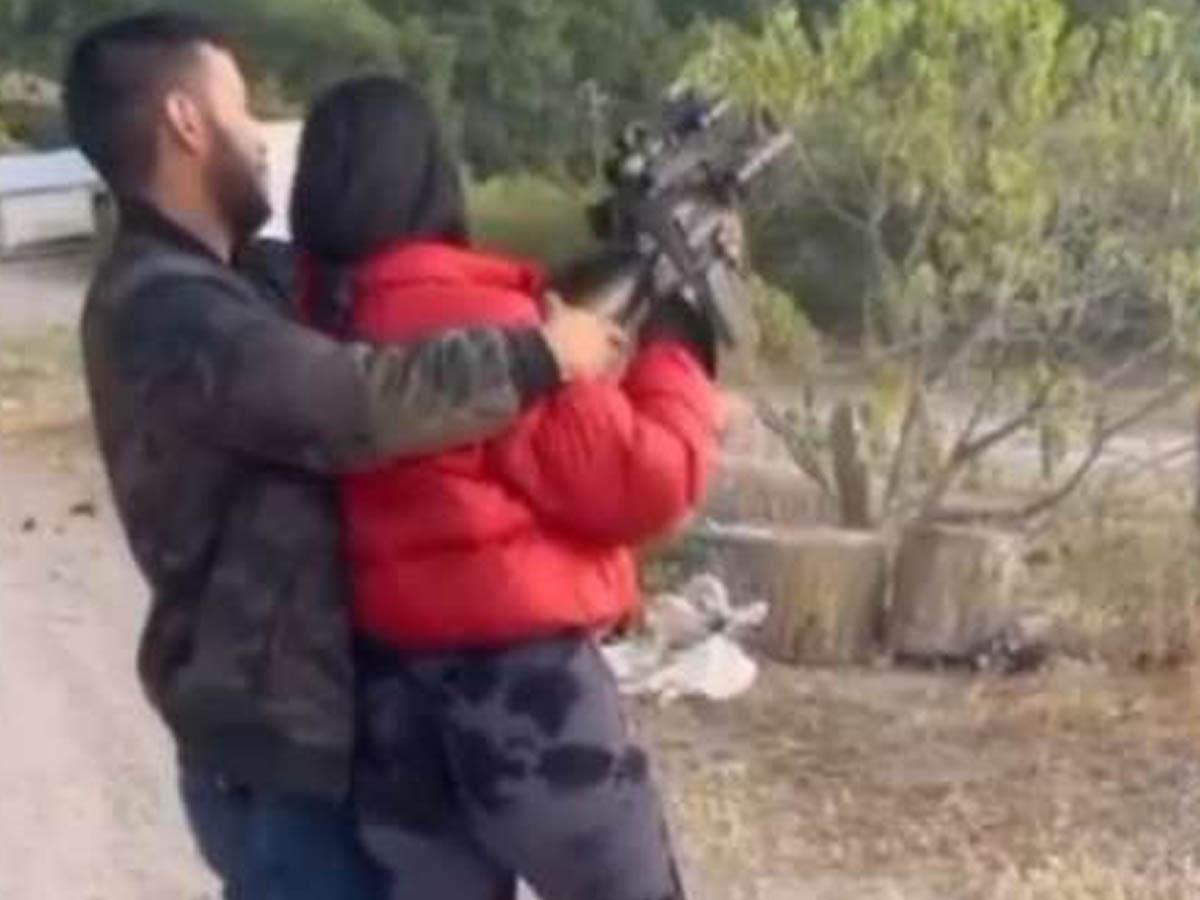 Sicaria del cártel de Sinaloa se exhibe en un video con equipo táctico y disparando un fusil
