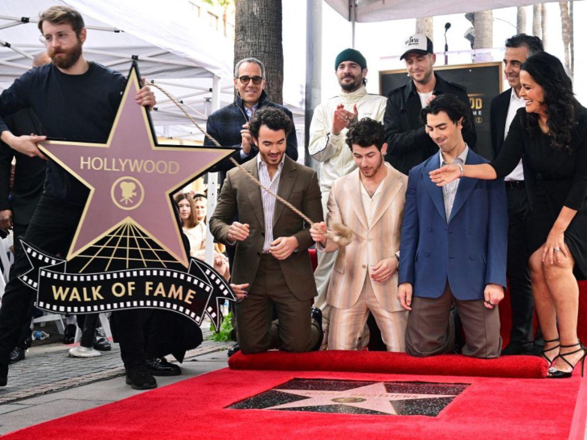 Jonas Brothers al recibir su estrella.