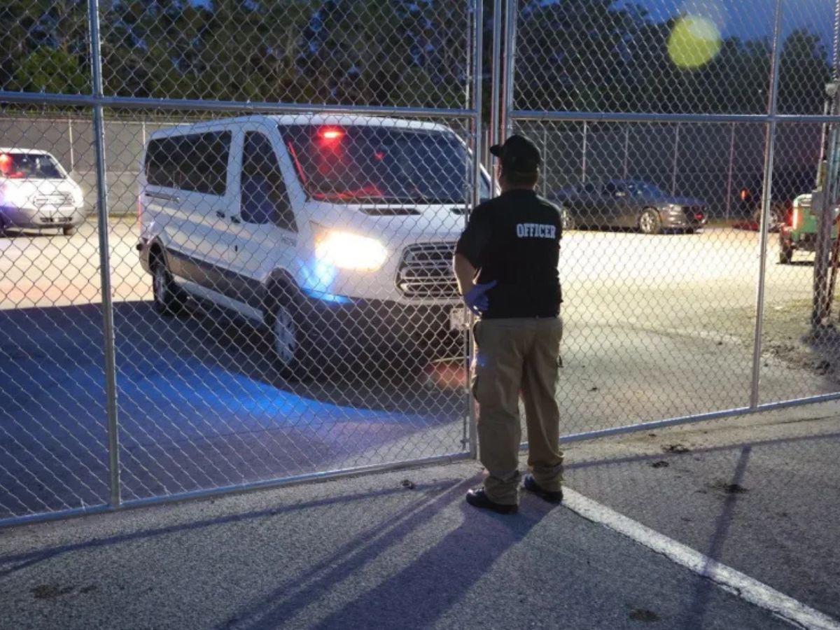 Es una jaula de perros: Familiares de migrantes exigen cierre de ‘Alligator Alcatraz’
