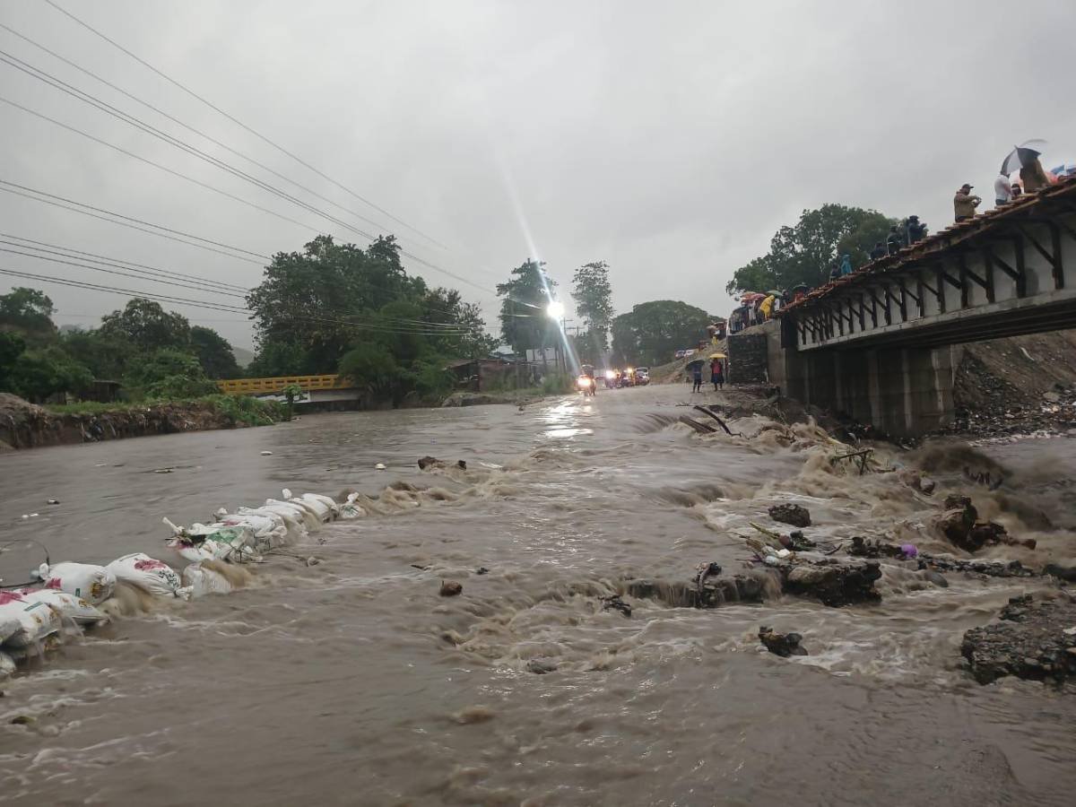 Fuertes lluvias azotan desde la madrugada a Cortés y Atlántida