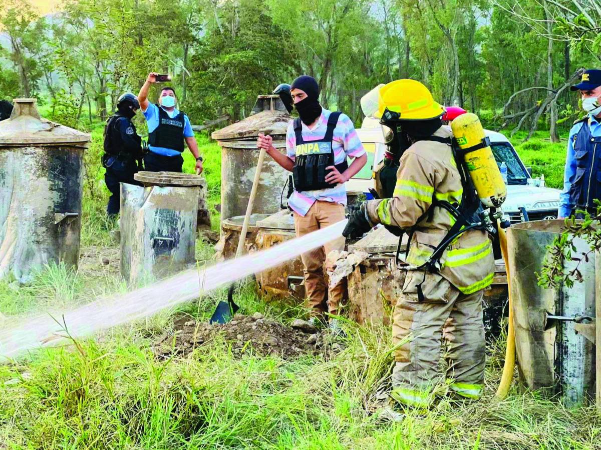 La Fiscalía Especial Contra el Crimen Organizado ordenó que se realizará la destrucción de los químicos hallados en la finca y los recipientes.