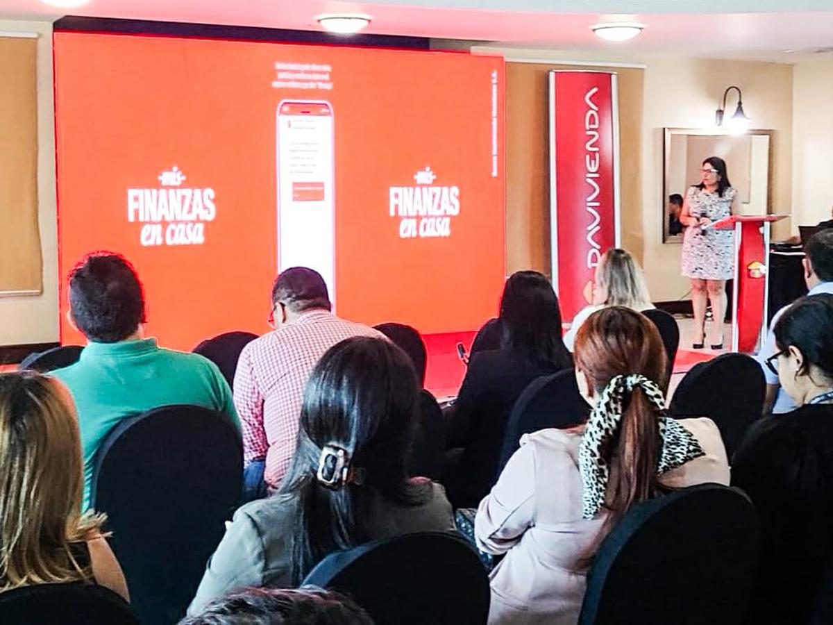 Soraya Suazo, coordinadora de Sostenibilidad en Grupo Davivienda, explicó al público asistente las características de “El Profe de Finanzas”.