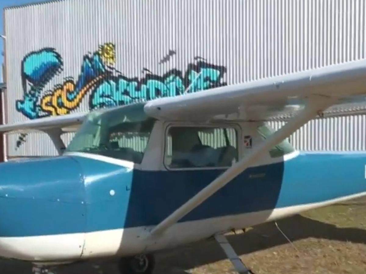 Muere un instructor de aviación tras saltar de un avión en pleno vuelo y dejar a su alumna a cargo del aterrizaje