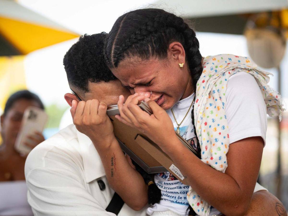 “No es nada fácil”: venezolano despide a su madre, esposa y dos hijas fallecidas tras terremoto en Venezuela