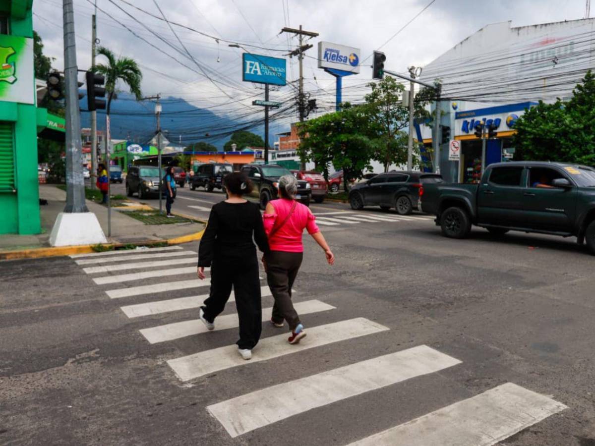 San Pedro Sula: pasos peatonales invadidos y derecho a cruzar vulnerado
