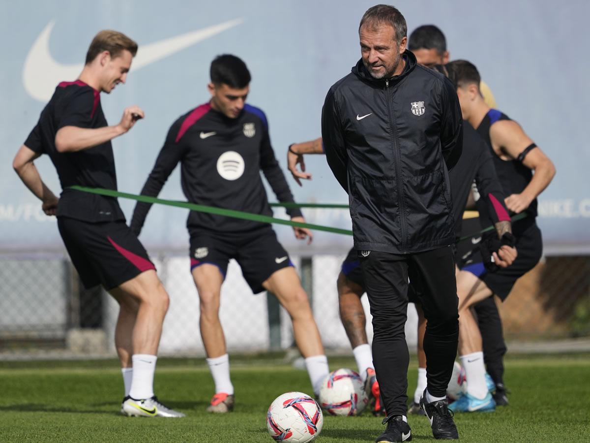 Hansi Flick, en el último entrenamiento del Barcelona en la ciudad deportiva Joan Gamper de Sant Joan Despí, de cara al partido de la Liga que jugarán frente al Real Madrid.