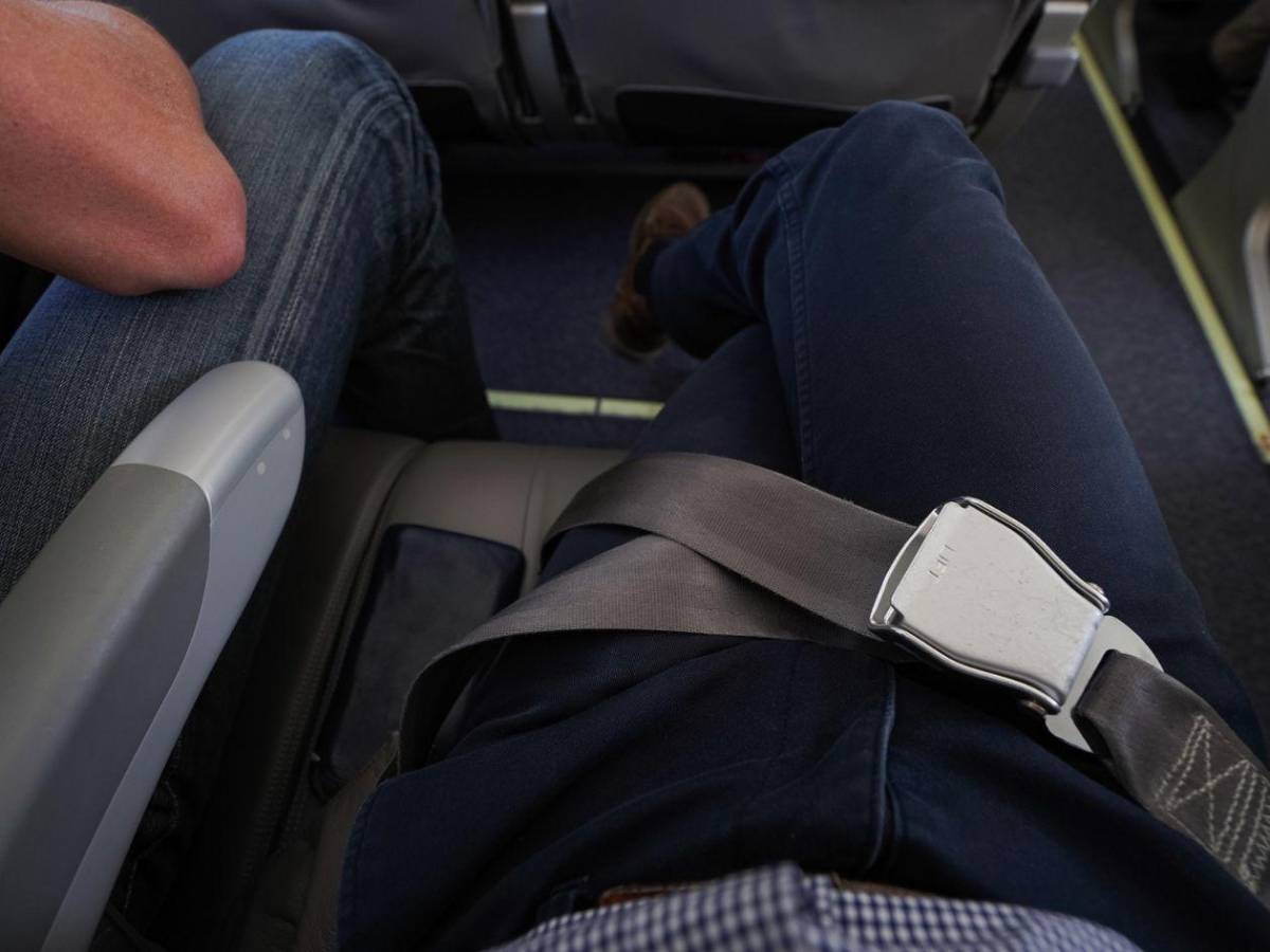 Entre tres personas lo jalábamos: mujer evitó que su esposo fuera succionado de un avión