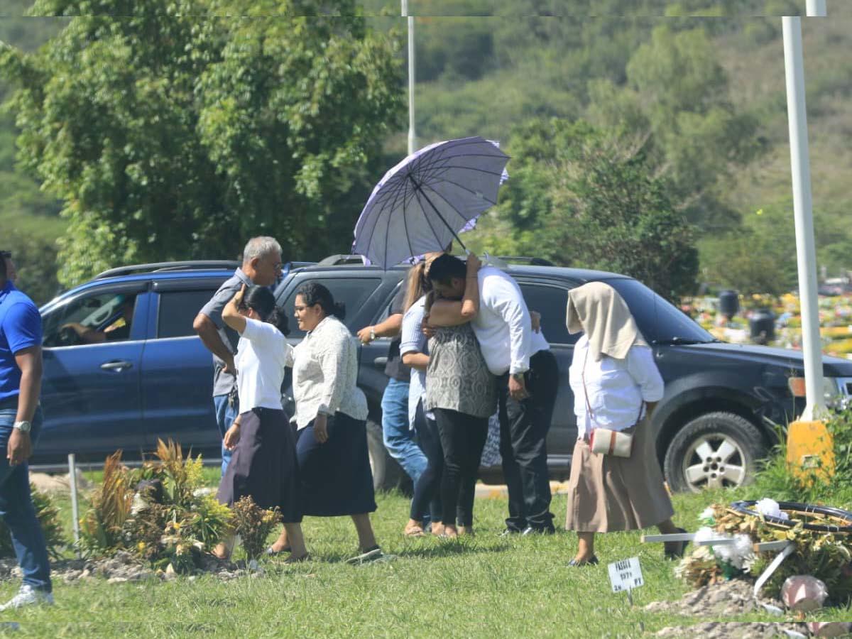 Dan último adiós a Claudia Suyapa, víctima del derrumbe en cerro de Loarque